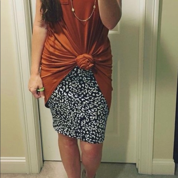 💼🌸🐝LulaRoe Feather Print Cassie Pencil Skirt💕 - Picture 6 of 10